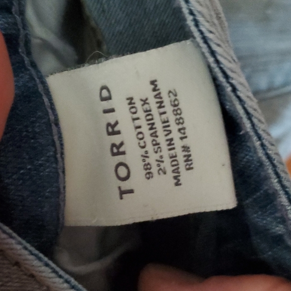 TORRID JEAN SHORT SIZE 16 MID - Picture 3 of 4